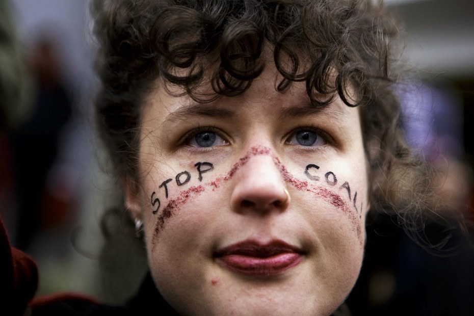 Eine Aktivistin demonstriert vor der SPD-Zentrale gegen die Klimapolitik der GroKo