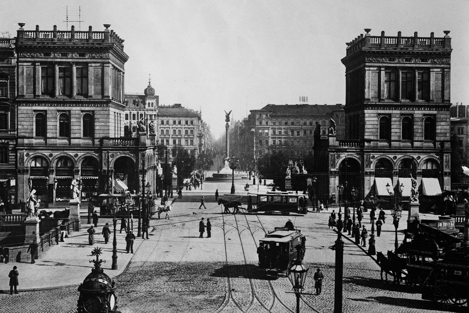 Der Mehringplatz in Berlin hieß von 1815 bis 1946 Belle-Alliance-Platz (Foto, 1926)