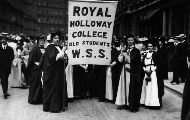 Flagge zeigen: Studentinnen und Absolventinnen des Royals Holloway bei der Demonstration im Juni 1908