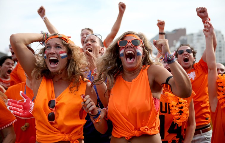 Fußball-Fans in orange: Als Typen äußerlich schwer zu unterscheiden