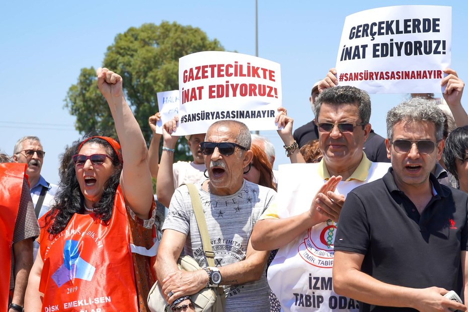 Journalisten protestieren gegen das 2022 eingeführte sogenannte Desinformationsgesetz (Archivbild)