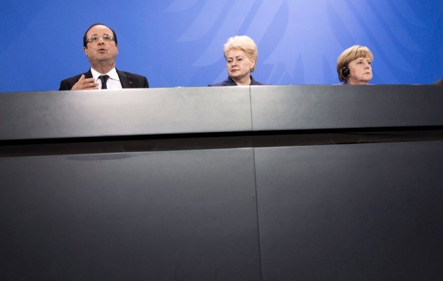 Francois Hollande spricht auf dem Gipfel gegen Jugendarbeitslosigkeit am 3. Juli. Neben ihm Litauens Regierungschefin Dalia Grybauskaite und Angela Merkel