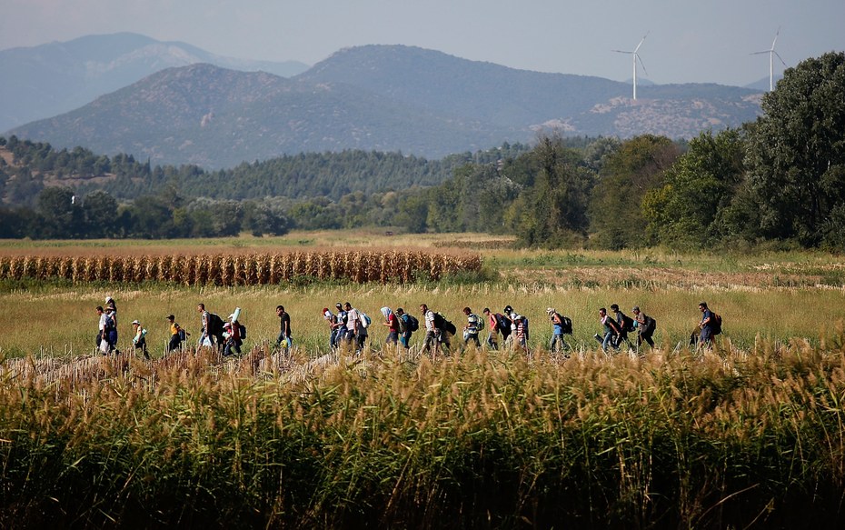 Migranten überqueren in der Nähe des griechischen Dorfes Idomeni die Grenze zu Nordmazedonien (Archivbild)