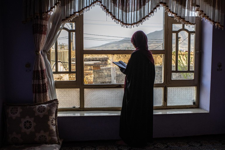 Allein zuhause zu lernen ist oft die einzige Möglichkeit, die jungen Frauen wie dieser in Kabul nach der 6. Klasse bleibt