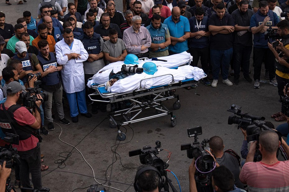 Journalisten versammeln sich um die toten Körper von zwei palästinensischen Reportern, die bei Luftangriffen der israelischen Armee im Gazastreifen getötet wurden