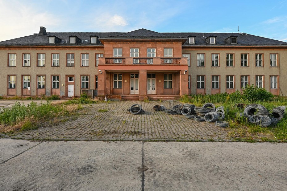 Die schönen Breiten des Generalshotels in der Nähe des Flughafens BER sollen abgerissen werden