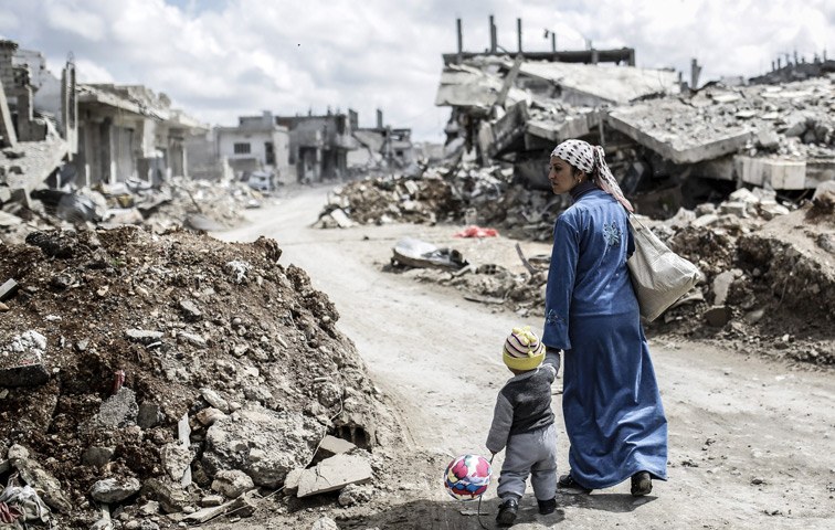 Eine kurdische Syrerin mit Kind in Kobane