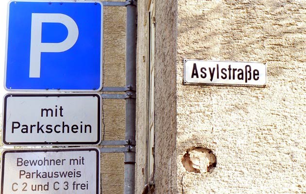 Auf dem Weg der Besserung? Straßenschild in Schwäbisch Gmünd 