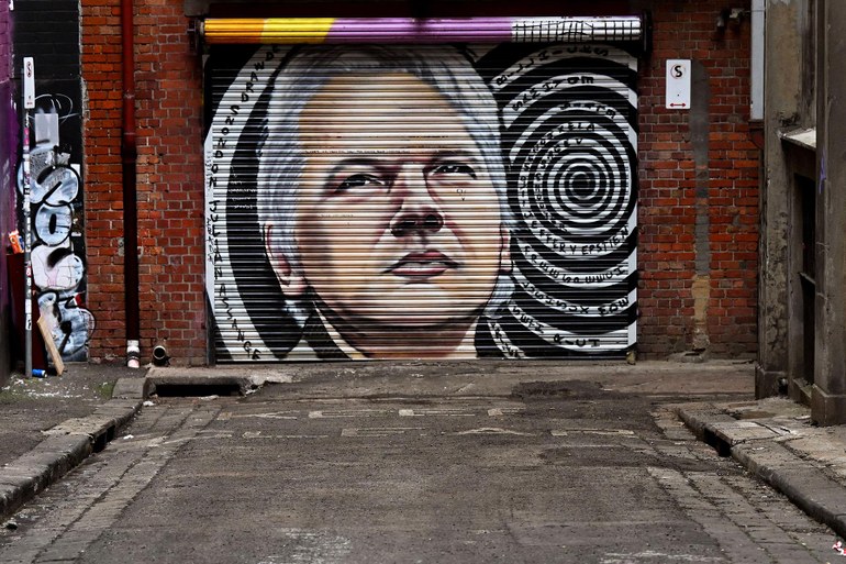 Garagenbild von Julian Assange in der Innenstadt von Melbourne in Australien