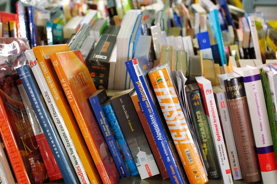 Eingeschweißt, verkauft und losgeschickt: Bücher bei einem großen Online-Versandhändler