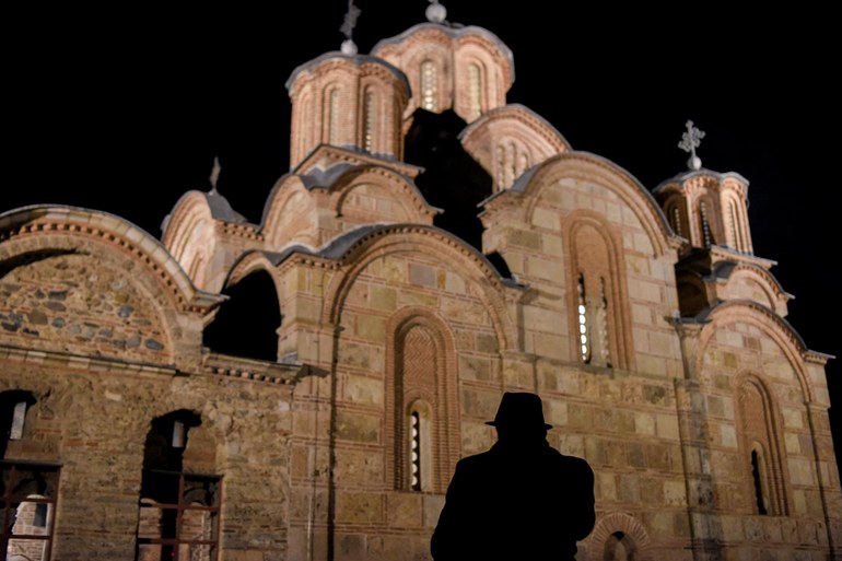 Ein Serbe auf dem Weg zum Gottesdienst in einer orthodoxen Kirche, die in der Enklave Gračanica steht