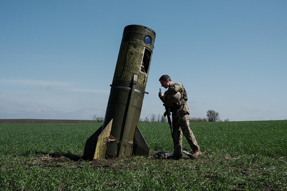 Kriegsgebiet Ukraine: Ein ukrainischer Soldat inspiziert eine russische Rakete