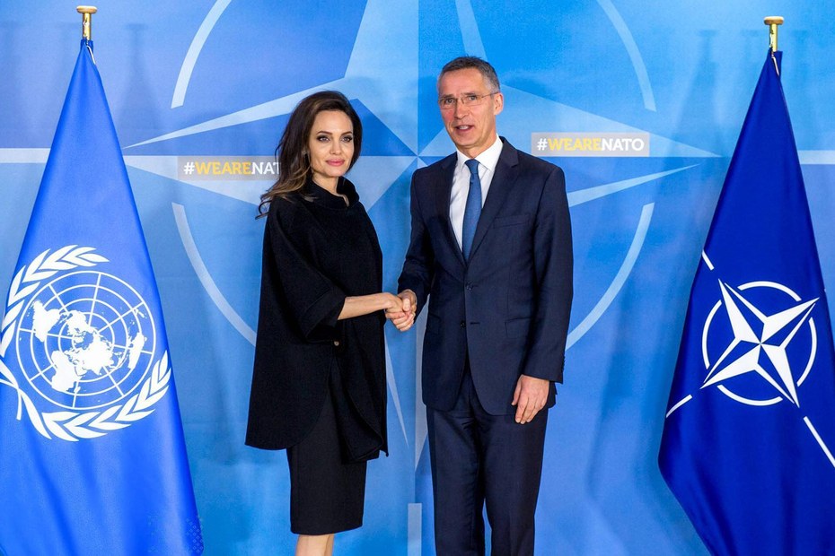 Die Schauspielerin und UN-Sondergesandte Angelina Jolie mit NATO-Generalsekretär Jens Stoltenberg 2018 in Brüssel
