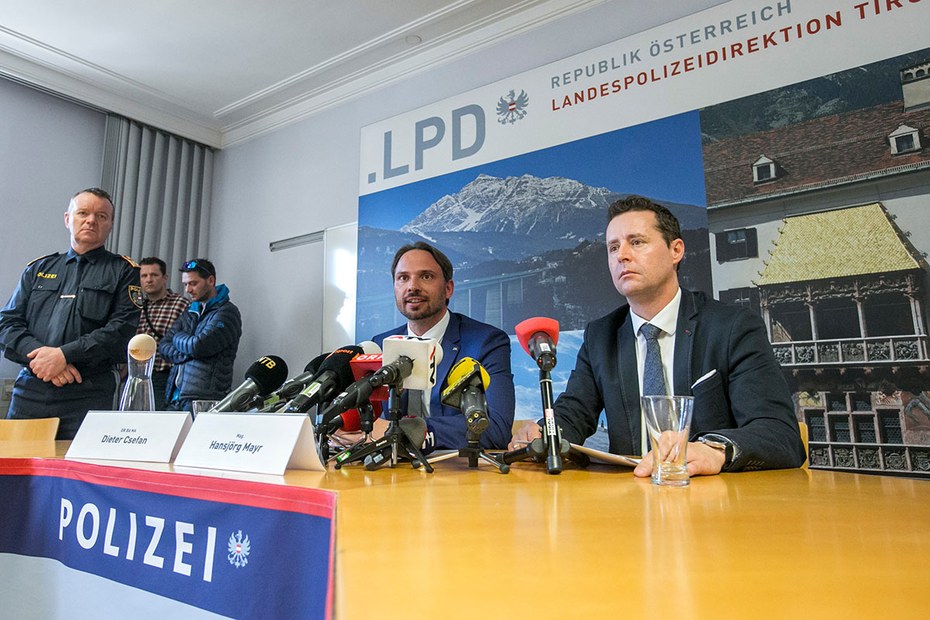 Der leitende Ermittler des österreichischen Bundeskriminalamts, Dieter Csefan (links), und der Staatsanwalt Hansjörg Mayr (rechts) während einer Pressekonferenz zu den Doping-Vorfällen bei der Nordischen Ski-WM