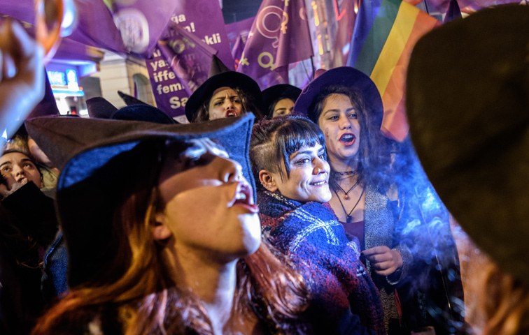 Stolze Hexen: Aktivistinnen von „Kampüs Cadıları“ auf einer Demo für Frauenrechte