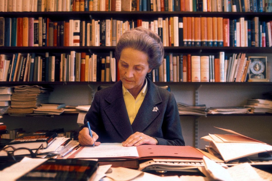 Die Herausgeberin der „ZEIT“, Marion Gräfin von Dönhoff, in ihrem Büro