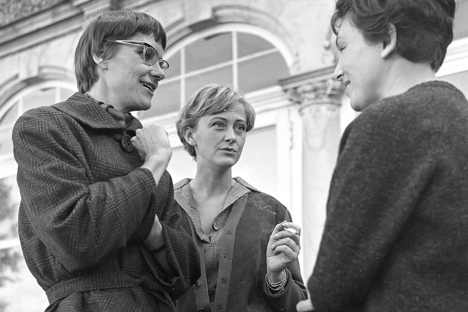 Inge Jens, Ingrid Bachér und Ilse Aichinger 1962 beim Treffen der Gruppe 47 in Berlin