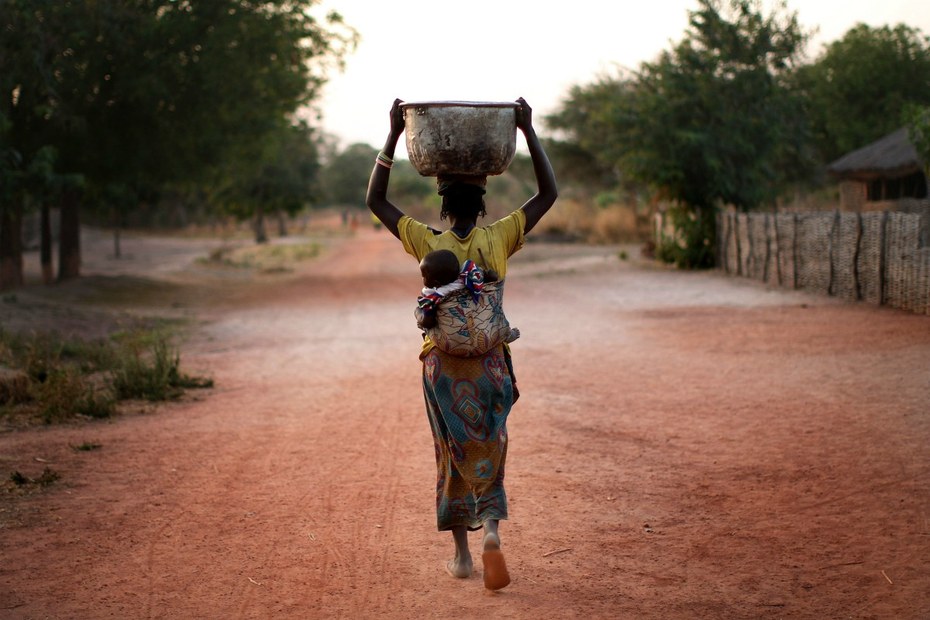 Vor allem Frauen müssen in einigen Regionen Afrikas immer weitere Strecken zurücklegen, um an Wasser zu gelangen