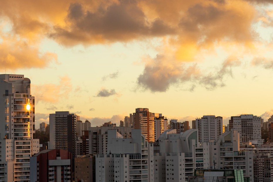 Sonnenuntergang über São Paulo, der größten Stadt Brasiliens