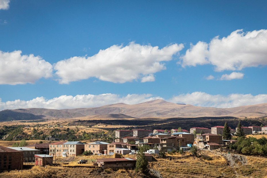 Blick auf die Stadt Djermuk in Armenien