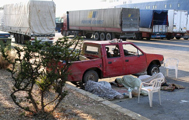 Nicht alle profitieren von der Privatisierung des Hafens: Obdachlose im Schatten eines Pickups in Piräus