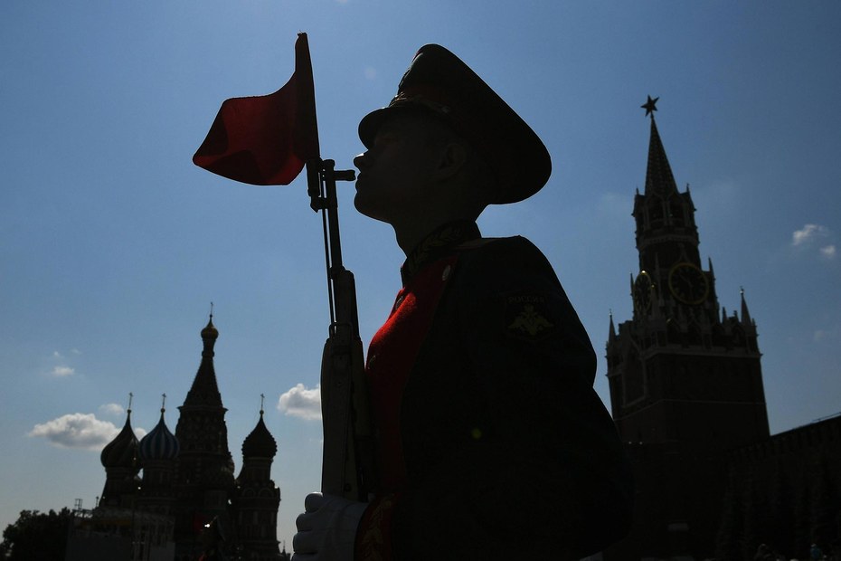 Geht es bald an die Front? Absolvent einer Moskauer Militärschule auf dem Roten Platz