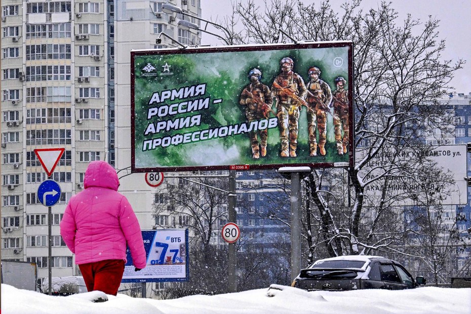 Ein Plakat in Russland bewirbt die russische Armee als „Armee der Profis“