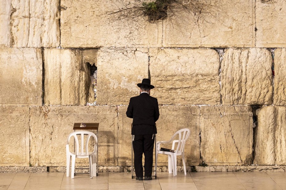 Klagemauer in Jerusalem: In Verschwörungsideologien werden Juden und Jüdinnen als übermächtig konstruiert