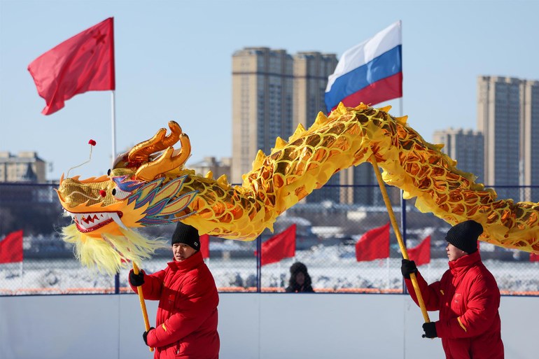 Junioren-Eishockeyspieler vor einem Match Chinas gegen Russland auf dem zugefrorenen Grenzluss Amur, Februar 2023.