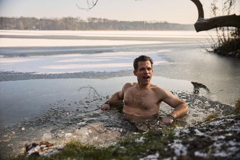 Sauna, Eisbaden, MDMA: Bas Kast und sein „Kompass für die Seele“