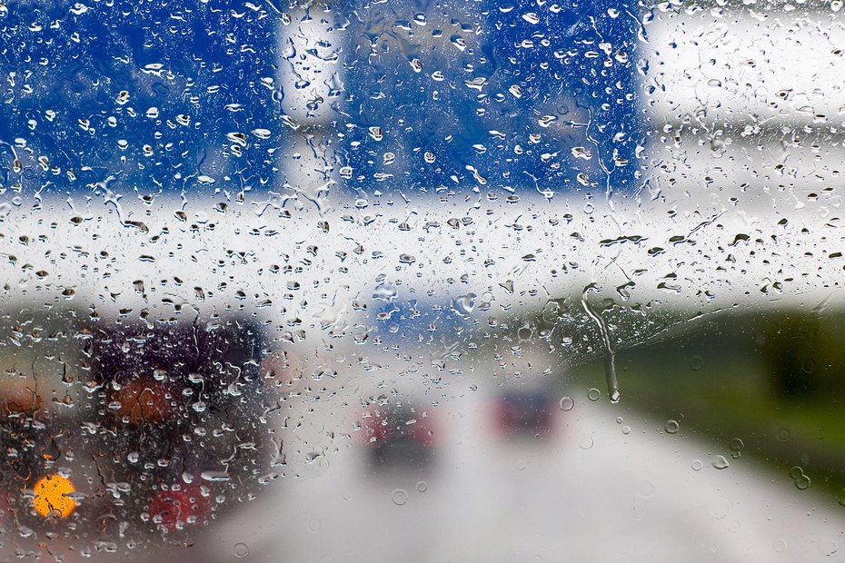 Es könnte so schön sein: Regen prasselt aufs Autodach, drinnen ist es warm und trocken – wäre da nicht das Quietschen des Scheibenwischers