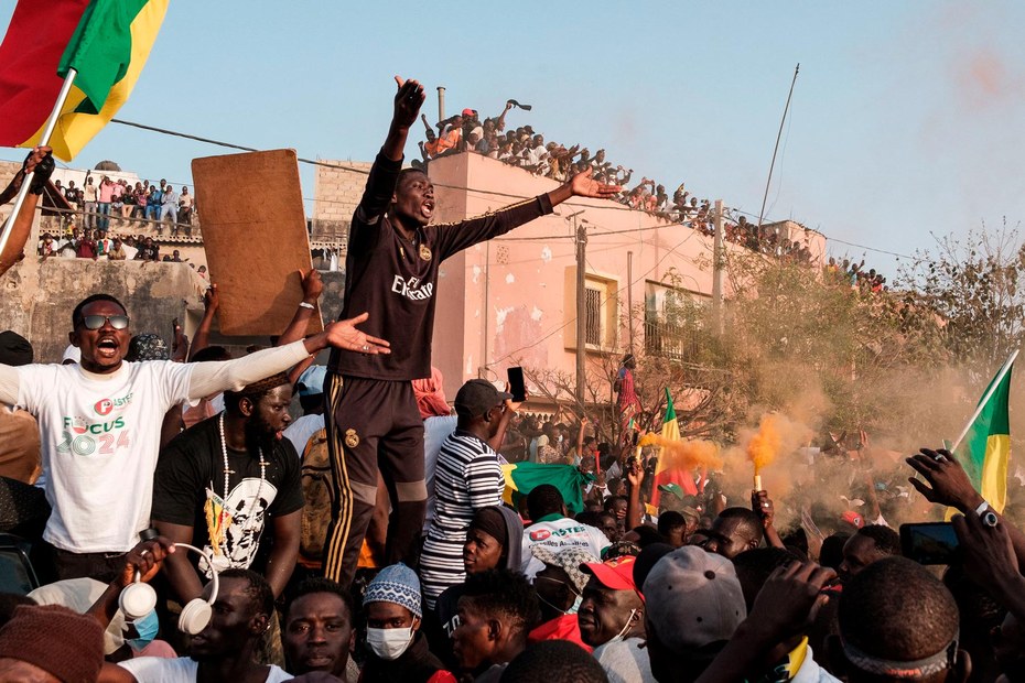Seit einiger Zeit herrschen Unruhe und Chaos in dem sonst so stabilen westafrikanischen Land
