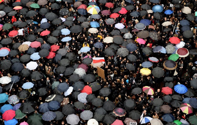 Vor diesen Massen knickte die polnische Regierungspartei PiS ein