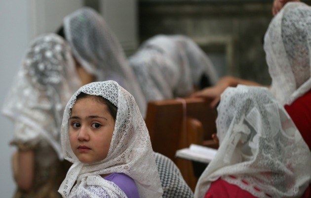 Kinder christlichen Glaubens in der Kirche of the Virgin Mary in Bartala, östlich von Mossul, suchen Schutz vor den Dschihadisten, welche Mitte Juni widerstandslos in die Stadt einrücken konnten