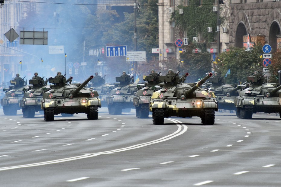 Ukrainische Panzer vom Typ T64 bei einer Militärparade in Kiew am 24. August 2016