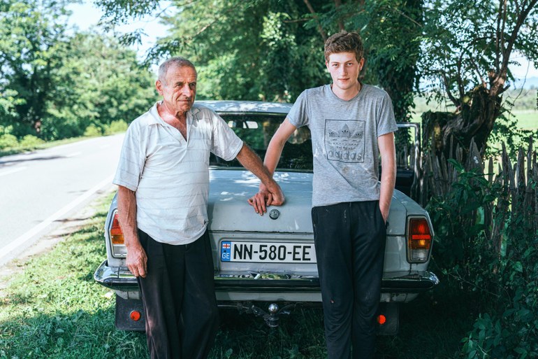 „Eine Zufallsbegegnung“ hat Valery Poshtarov dieses Bild genannt, das er 2023 im Ort Dzimiti in Georgien aufnahm