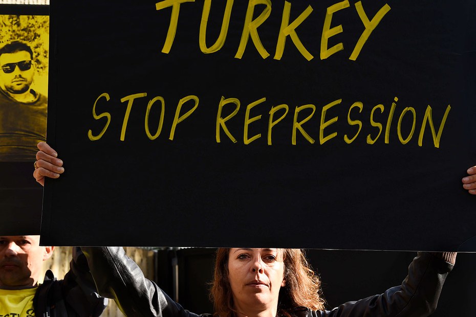 Protest vor der türkischen Botschaft in Paris