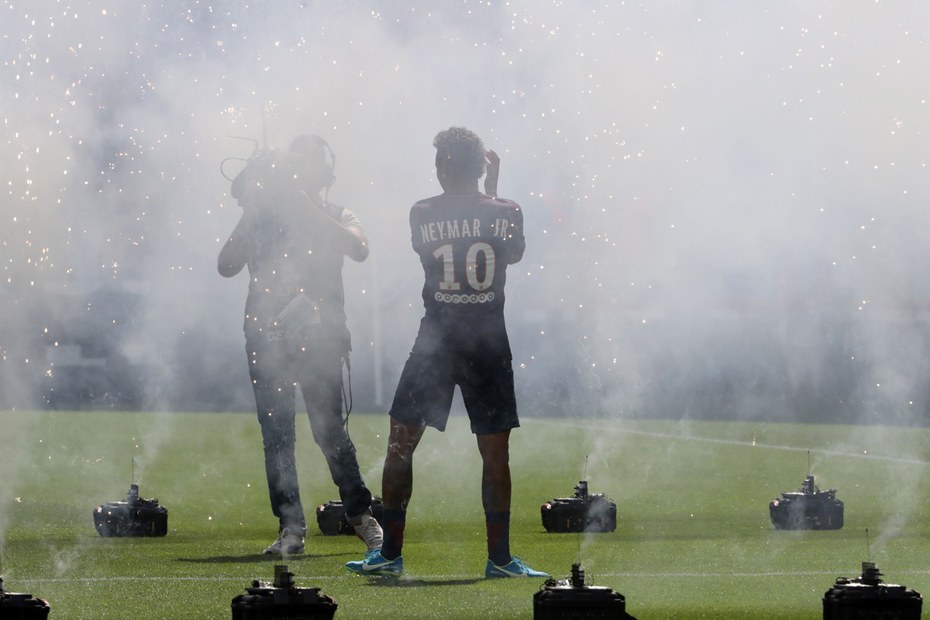 Neymar lässt sich im Pariser Prinzenpark von den Fans feiern - vielleicht ist dies der Ursprung des Problems?