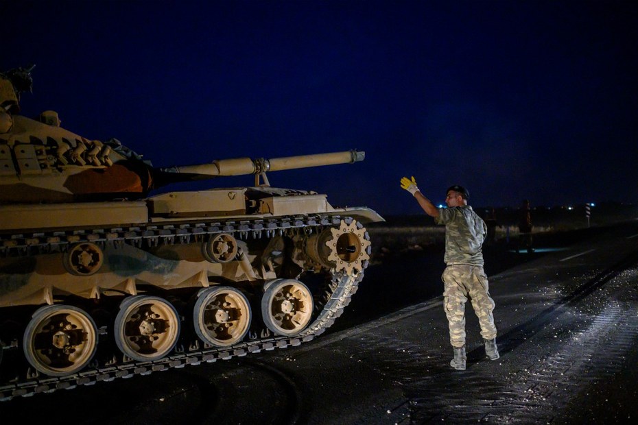 Ein türkischer Panzer auf dem Weg zur syrischen Grenze