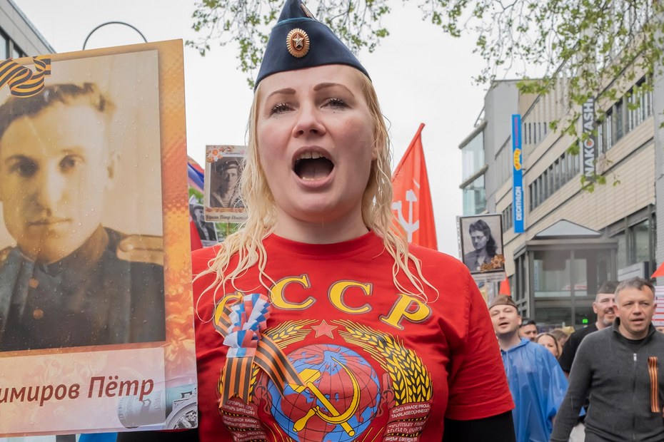 Elena Kolbasnikova, hier bei einer Demonstration in Köln im Mai, ist die umtriebigste Pro-Kreml-Aktivistin in Deutschland