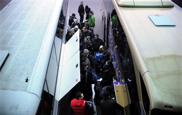 Menschen in Sofia besteigen den Bus nach London
