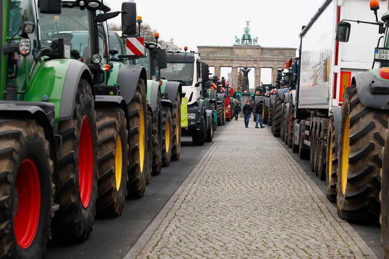 Der große Bauer: Cem Özdemir wird von Tausenden Landwirten in Berlin beschimpft