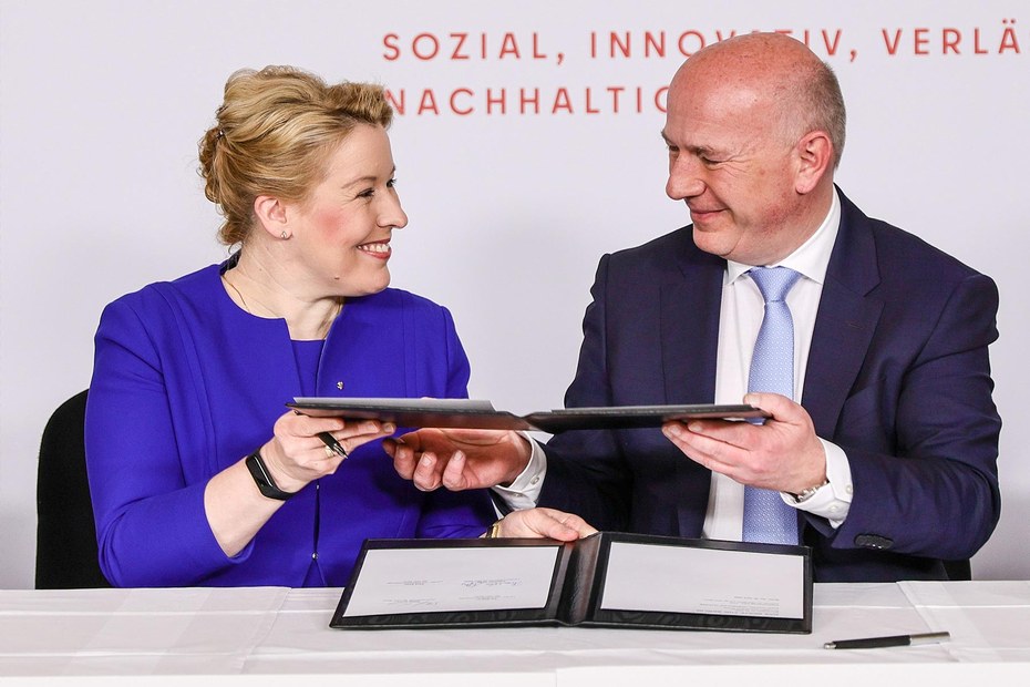 Traute Einigkeit in Berlin: Kai Wegner (CDU) und Franziska Giffey (SPD) beim Signieren des Koalitionsvertrags
