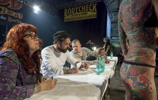 Tattoo-Contest-Teilnehmer genießen es, sich von der Jury begutachten zu lassen