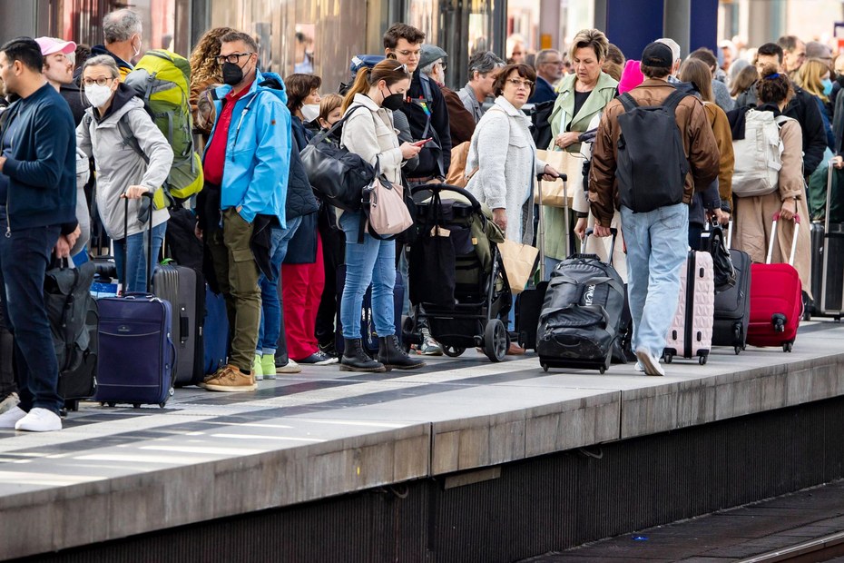 Eine ganz alltägliche Szene in der Ferienzeit: Wartende am Berliner Hauptbahnhof