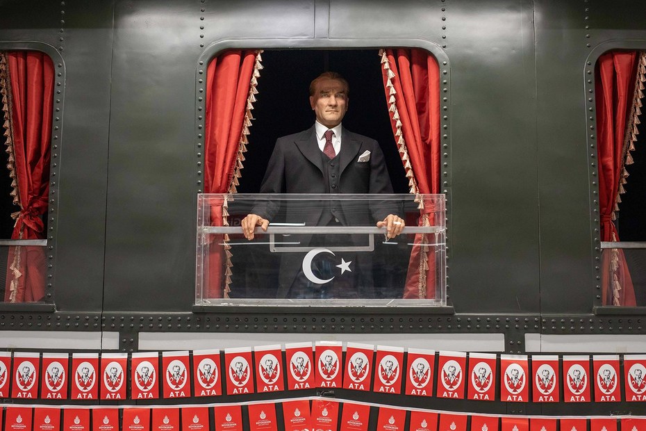 Atatürk-Puppe in der Istanbuler Metro zur 100-Jahrfeier. Can Dündar: „Mit dem Erstarken des politischen Islams ist Atatürk eine noch stärkere Galionsfigur geworden“