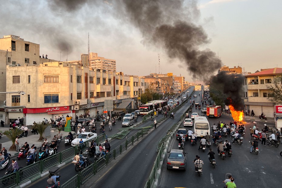 Brennendes Motorrad in der iranischen Hauptstadt Teheran: Bei den Protesten gibt es große Solidarität und Zusammenhalt