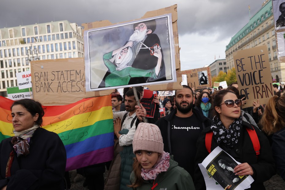 In Berlin zeigen Demonstranten ihre Solidarität mit der Protest-Bewegung im Iran