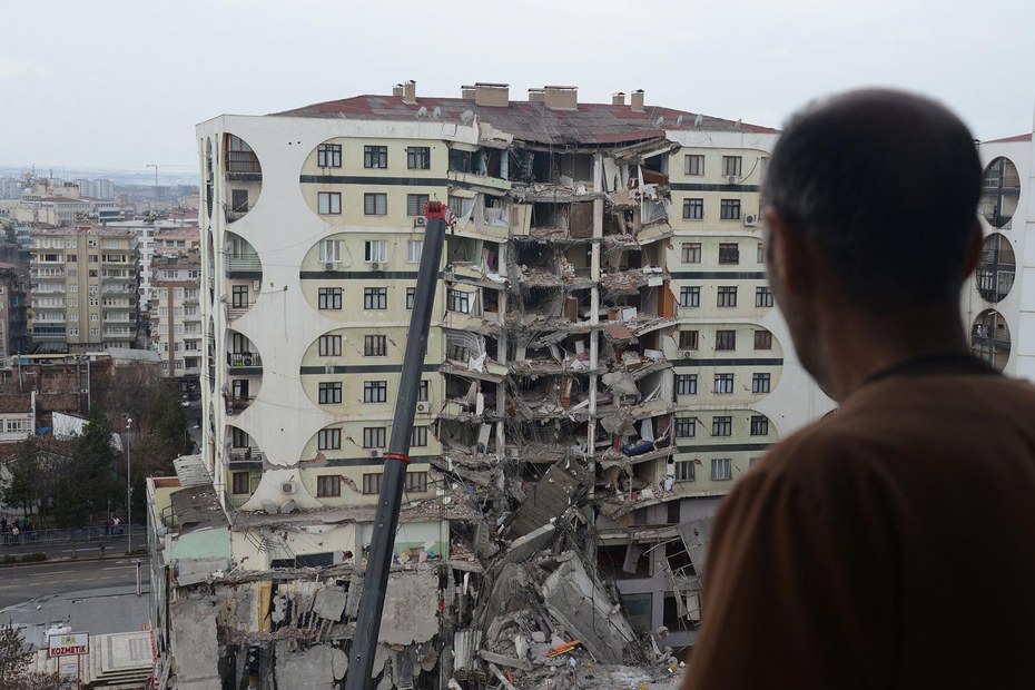 Rettungseinsatz in Diyarbakır: Bei dem Erdbeben wurden viele Gebäude zerstört