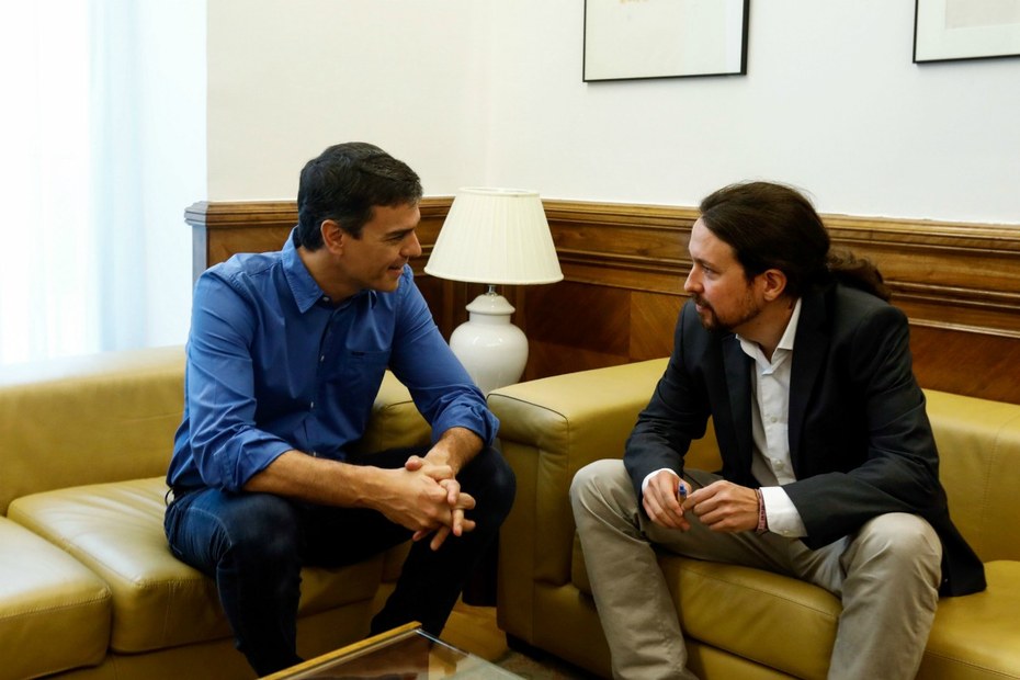 Geht es nach Pedro Sánchez (l.) wahrt sein PSOE einen Sicherheitsabstand zu Pablo Iglesias (r.) und Podemos.